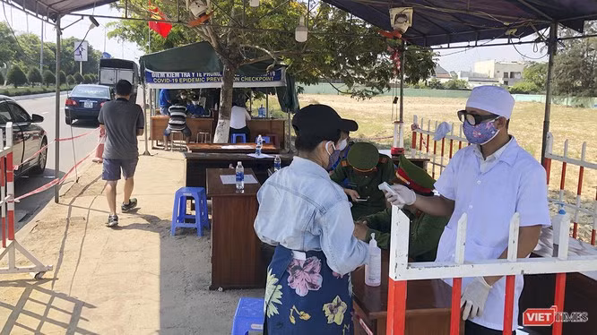 Lực lượng công an làm việc tại chốt kiểm soát dịch COVID-19