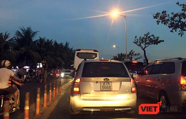 Tình trạng ùn tắc giao thông dọc tuyến đường ven biển Đà Nẵng đang gây bức xúc trong nhân dân và nguyên nhân do các khách sạn tại khu vực không đảm bảo chỗ đậu đỗ xe