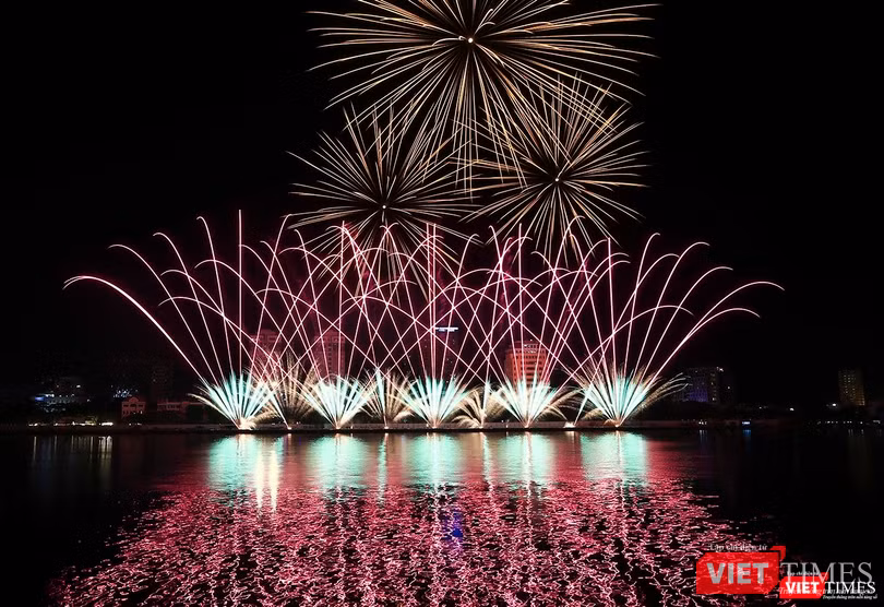 Màn trình diễn pháo hoa tại DIFF 2019 Màn trình diễn pháo hoa tại DIFF 2019