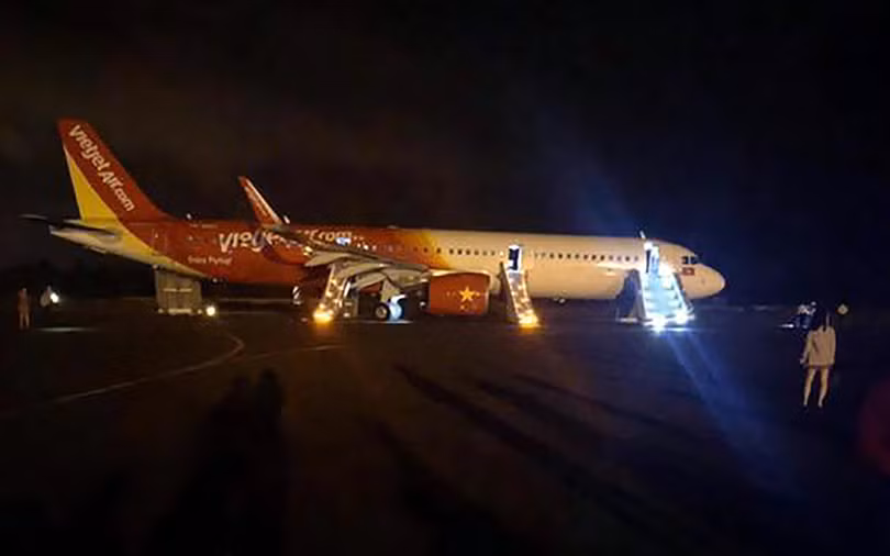 Máy bay của Vietjet gặp sự cố nghiêm trọng khiến hành khách phải thoát hiểm bằng cửa phao khi máy bay đáp xuống sân bay Buôn Ma Thuột (ảnh bạn đọc)
