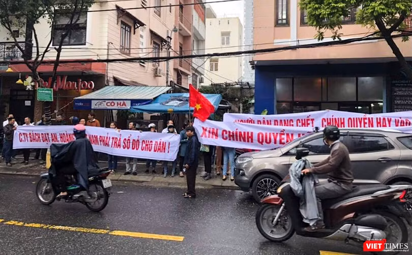Hàng trăm người mua căng băng rôn trước trụ sở Bách Đạt Corp để đòi đất, đòi sổ đỏ Hàng trăm người mua căng băng rôn trước trụ sở Bách Đạt Corp để đòi đất, đòi sổ đỏ
