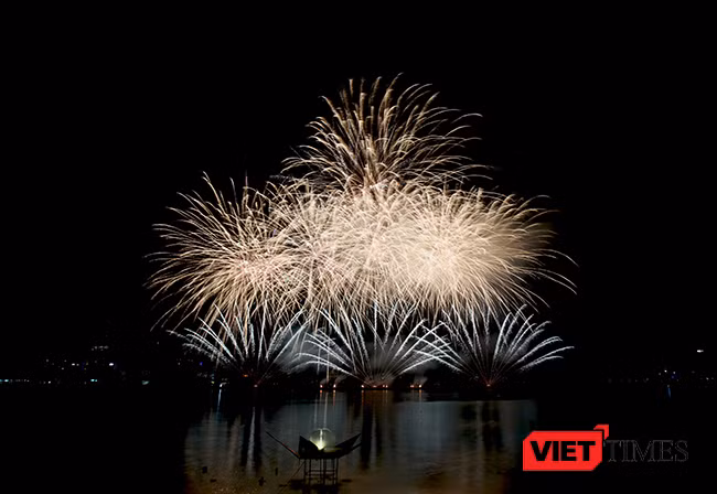 Lễ hội pháo hoa Đà Nẵng 2017: Mãn nhãn với “Trận chung kết sớm” giữa Úc và Ý ảnh 37