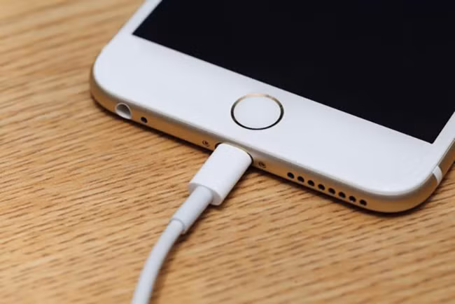 Sạc điện thoại đúng cách là một cách hạn chế tình trạng smartphone nóng lên bất thường. 