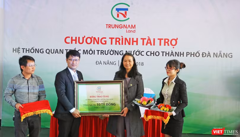 Sáng 6/1, đại diện Chi Cục Bảo vệ môi trường TP Đà Nẵng đã tiếp nhận hệ thống quan trắc môi trường nước tự động trị giá 10 tỷ đồng do Công ty CP Trung Nam tặng cho UBND TP Đà Nẵng.