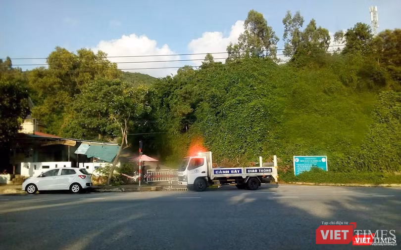 Một lối đi khác lên bán đảo Sơn Trà bị phong tỏa (ảnh Lê Phước Chín)
