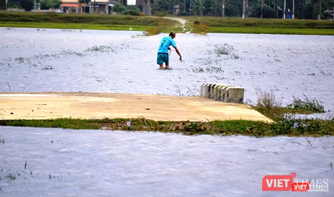 Mưa lũ khiến nhiều tuyến đường giao thông bị chia cắt và hư hỏng nặng