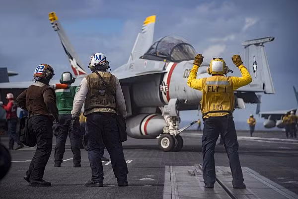 Những hình ảnh đầu tiên của tàu sân bay Mỹ Carl Vinson tại Đà Nẵng ảnh 15