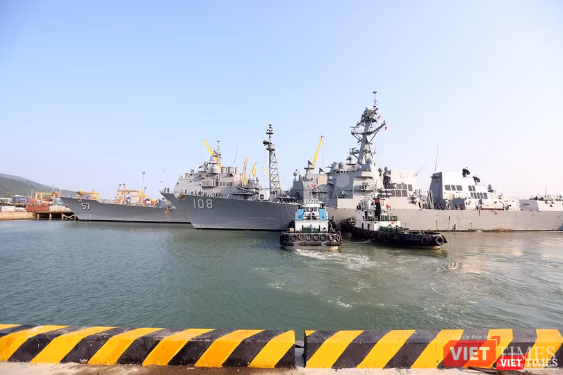 Ngắm “vệ sĩ” hộ tống siêu mẫu hạm USS Carl Vinson cập cảng Đà Nẵng ảnh 5