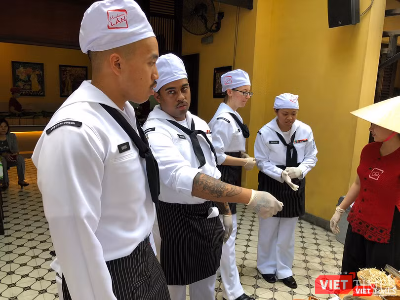 Thủy thủ tàu sân bay USS Carl Vinson mê... bánh xèo Việt Nam ảnh 15