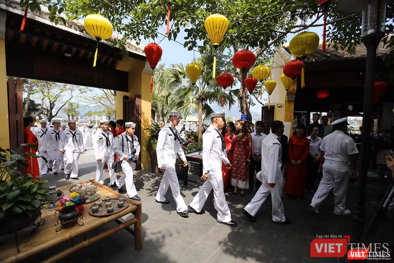 Thủy thủ tàu sân bay USS Carl Vinson mê... bánh xèo Việt Nam ảnh 10