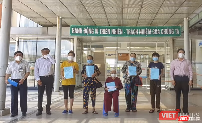 Các ca bệnh mắc COVID-19 điều trị tại Quảng Nam tại buổi xuất viện Các ca bệnh mắc COVID-19 điều trị tại Quảng Nam tại buổi xuất viện