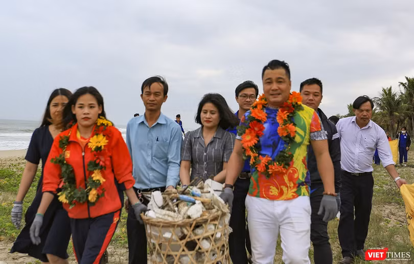 Diễn viên điện ảnh Lý Hùng, nữ hoàng điền kinh Nguyễn Thị Thanh Phúc "nhặt rác" tại bãi biển Hà My (Quảng Nam) để phát động chương trình nói không với rác nhựa.