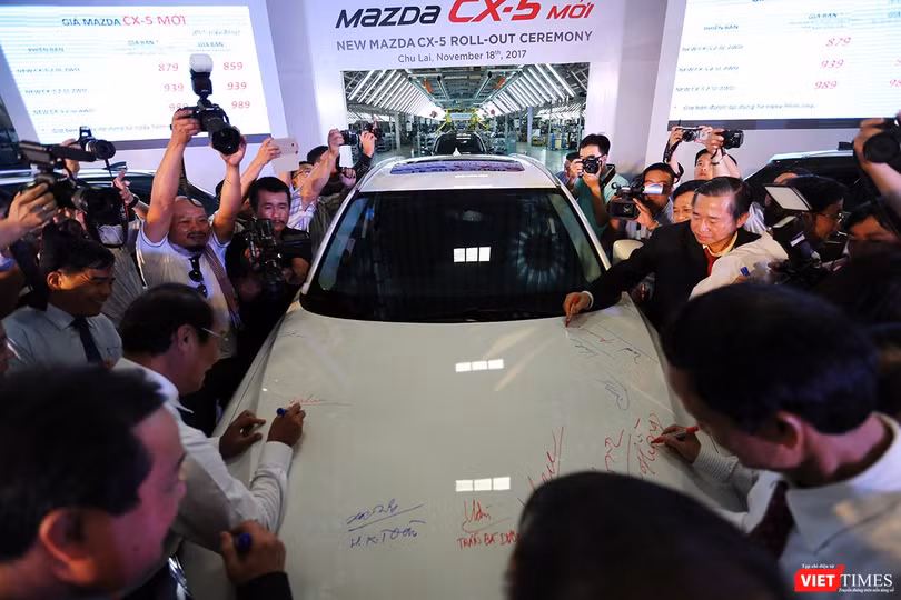 Đại biểu tham dự lễ xuất xưởng ký tên lên chiến Mazda CX-5 hoàn toàn mới
