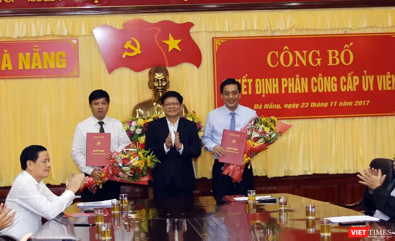 Sáng 23/11, Ban Thường vụ Thành ủy Đà Nẵng đã công bố Quyết định bổ nhiệm ông Lương Nguyễn Minh Triết (bìa trái) giữ chức vụ Chánh Văn phòng Thành ủy Đà Nẵng thay cho ông Đào Tấn Bằng (bìa phải). Ảnh Hồ Xuân Mai
