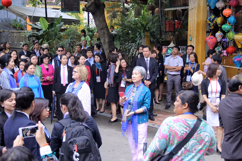 Đoàn phu nhân lãnh đạo APEC dạo phố cổ Hội An ảnh 3