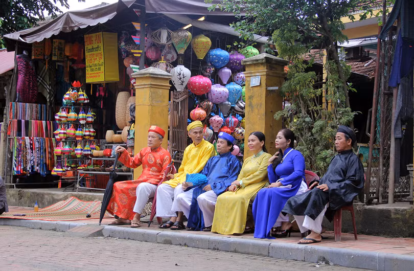 Đoàn phu nhân lãnh đạo APEC dạo phố cổ Hội An ảnh 4
