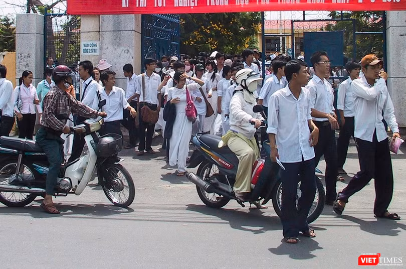 Kỳ tuyển sinh lớp 10 năm học 2019-2020 trên địa bàn TP Đà Nẵng có 13.128 học sinh đăng ký nguyện vọng 1; 12.497 học sinh đăng ký nguyện vọng 2; Chỉ tiêu tuyển sinh vào lớp 10 THPT chỉ 9.440 học sinh cho 236 lớp của 20 trường THPT công lập.