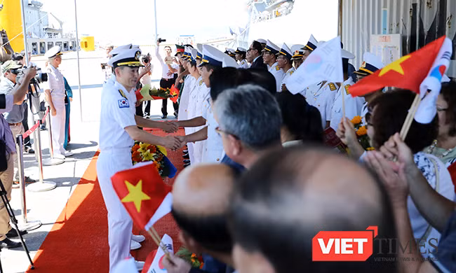 Lê đón tàu được cử hành ngay tại cầu cảng