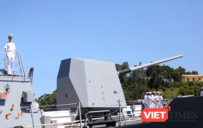 Cỡ nòng lên đến 127mm Mk45 Mod 4 phía trước mũi với tầm bắn 24km, tốc độ bắn lên tới 16-20 viên/phút