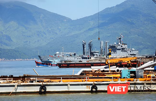 Sáng 18/9, tàu ROKS HWACHEON (AOE-59) di chuyển vào trong vịnh Đà Nẵng