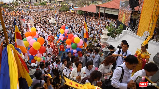 Quang cảnh Lễ hội Quán Thế Âm 19/2 Ngũ Hành Sơn được tổ chức hàng năm tại chùa Quán Thế Âm Ngũ Hành Sơn (Đà Nẵng)