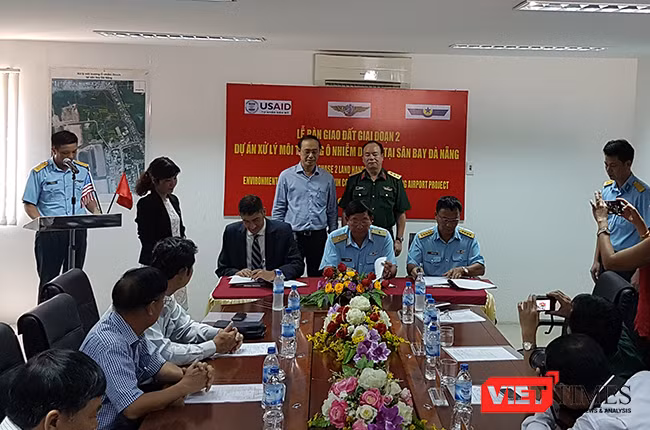 Các bên tại buổi ký kết bàn giao 12,7ha đất tại Sân bay Đà Nẵng đã được xử lý dioxin