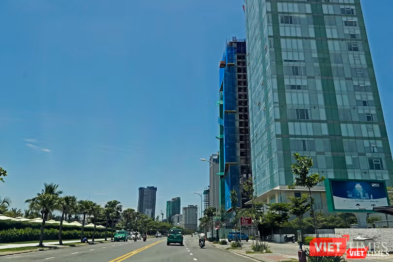 ... thì phía bên trên, các công trình tiếp tục mọc lên