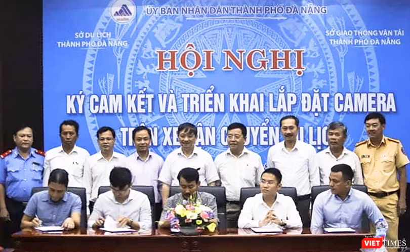 Đại diện các doanh nghiệp ký kết lắp đặt camera trên xe du lịch trước dự chứng kiến của lãnh đạo UBND TP Đà Nẵng và các cơ quan chức năng