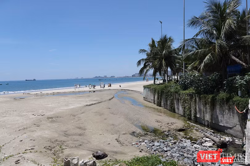 Theo thống kê của Sở TNMT Đà Nẵng, tại khu vực biển phía Đông từ quận Sơn Trà đến quận Ngũ Hành Sơn có 15 cửa xả nước thải ra biển