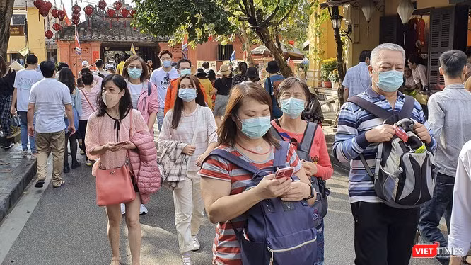Du khách đeo khẩu trang tham quan tại phố cổ Hội An
