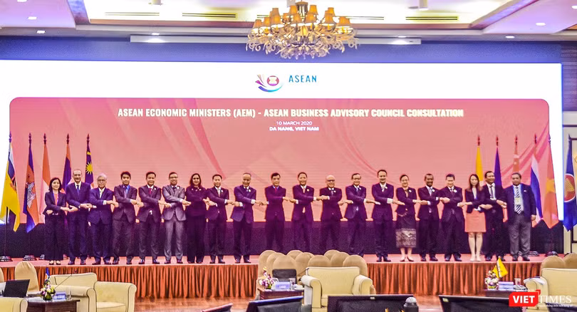  Các đại biểu tham dự Hội nghị Bộ trưởng Kinh tế ASEAN hẹp lần thứ 26 chụp ảnh lưu niệm