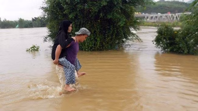 Thắt lòng, bức ảnh, rốn lũ, Bình Định, thiệt hại, mưa lũ, ngập chìm, VietTimes
