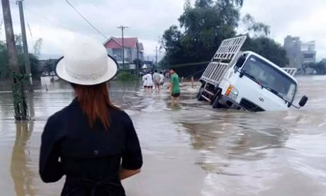 Thắt lòng, bức ảnh, rốn lũ, Bình Định, thiệt hại, mưa lũ, ngập chìm, VietTimes