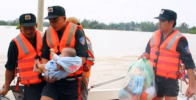 Thắt lòng, bức ảnh, rốn lũ, Bình Định, thiệt hại, mưa lũ, ngập chìm, VietTimes