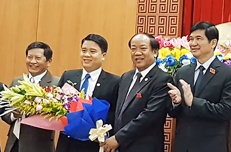 Ông Trần Văn Tân (thứ ba từ phải sang), chính thức trở thành Phó Chủ tịch UBND tỉnh Quảng Nam ở tuổi 39