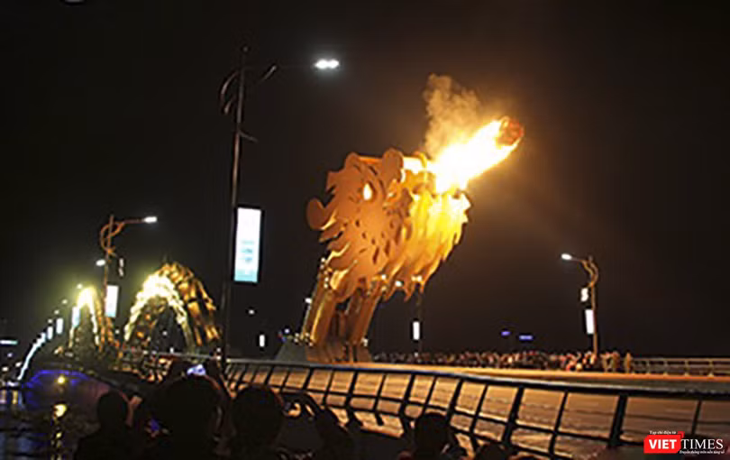 Cầu Rồng phun lửa