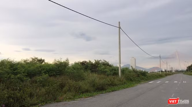 Vệt 65 lô đất của 32 nhà đầu tư tại Khu đông nam Đài tưởng niệm TP Đà Nẵng phải chịu cảnh bỏ hoang hơn 10 năm nay do quyết định thu hồi của UBND TP Đà Nẵng