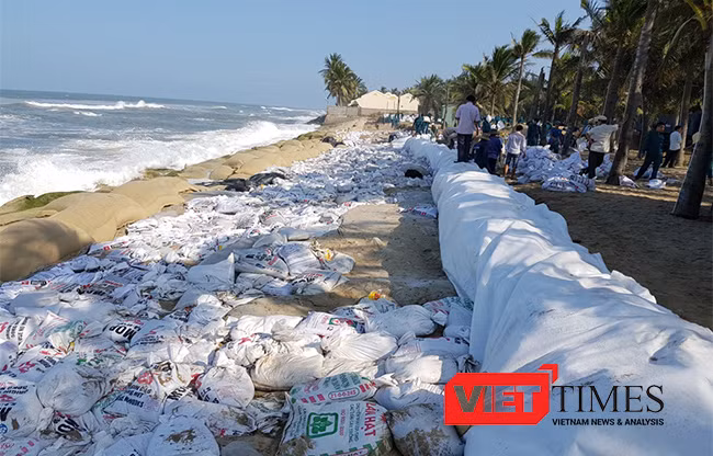 Bờ biển Cửa Đại trước nguy cơ bị "xóa sổ"