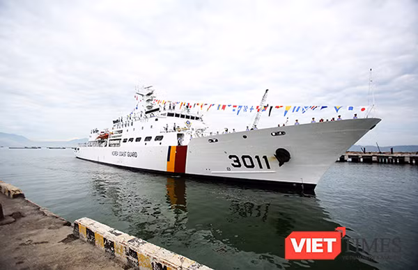 Sáng 4/9, tàu Badaro hô hiệu 3011, thuộc lực lượng Bảo vệ bờ biển Hàn Quốc đã cập cảng Tiên Sa, chính thức chuyến thăm hữu nghị Đà Nẵng trong 4 ngày.