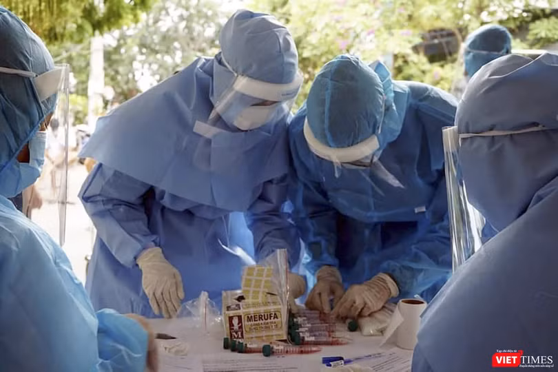 Lực lượng y tế lấy mẫu xét nghiệm sàng lọc COVID-19 tại cộng đồng