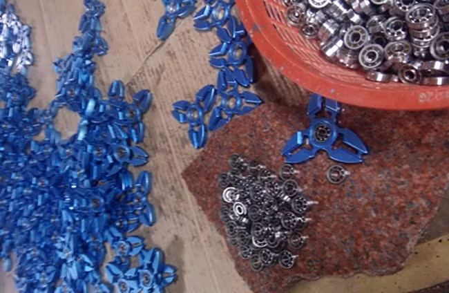 Công đoạn lắp ráp spinner giá rẻ.