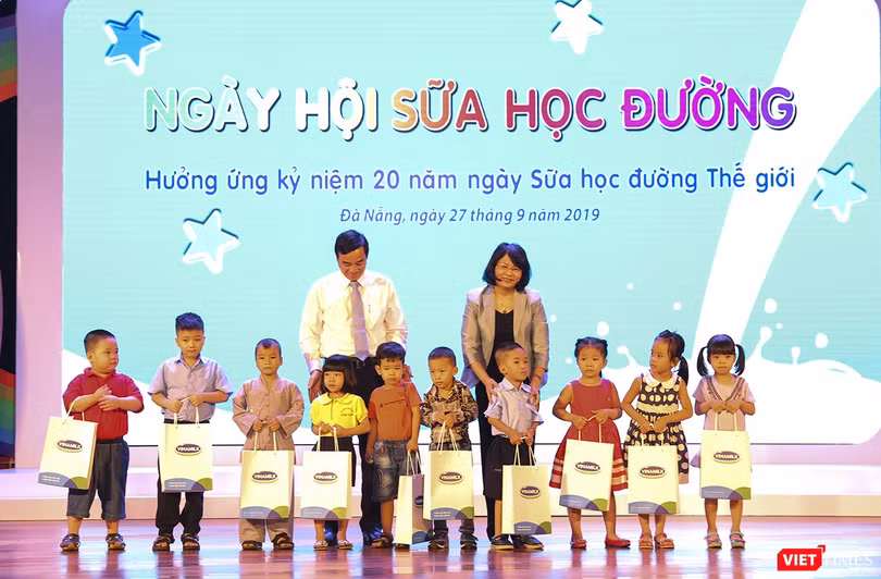 Phó Chủ tịch nước Đặng Thị Ngọc Thịnh và Phó Chủ tịch UBND TP Đà Nẵng Lê Trung Chinh tặng quà cho các em nhỏ trong khuôn khổ chương trình hưởng ứng kỷ niệm 20 năm ngày Sữa học đường thế giới diễn ra tại TP Đà Nẵng
