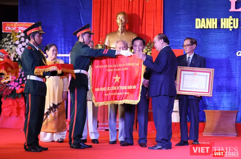 Sáng 29/7, tại Quảng Nam, Ban Tuyên giáo Trung ương phối hợp với tỉnh Quảng Nam tổ chức Lễ đón nhận danh hiệu “Anh hùng Lực lượng vũ trang nhân dân” của Ban Tuyên huấn Khu ủy Khu 5 về thành tích xuất sắc trong kháng chiến chống Mỹ cứu nước. Sáng 29/7, tại Quảng Nam, Ban Tuyên giáo Trung ương phối hợp với tỉnh Quảng Nam tổ chức Lễ đón nhận danh hiệu “Anh hùng Lực lượng vũ trang nhân dân” của Ban Tuyên huấn Khu ủy Khu 5 về thành tích xuất sắc trong kháng chiến chống Mỹ cứu nước.