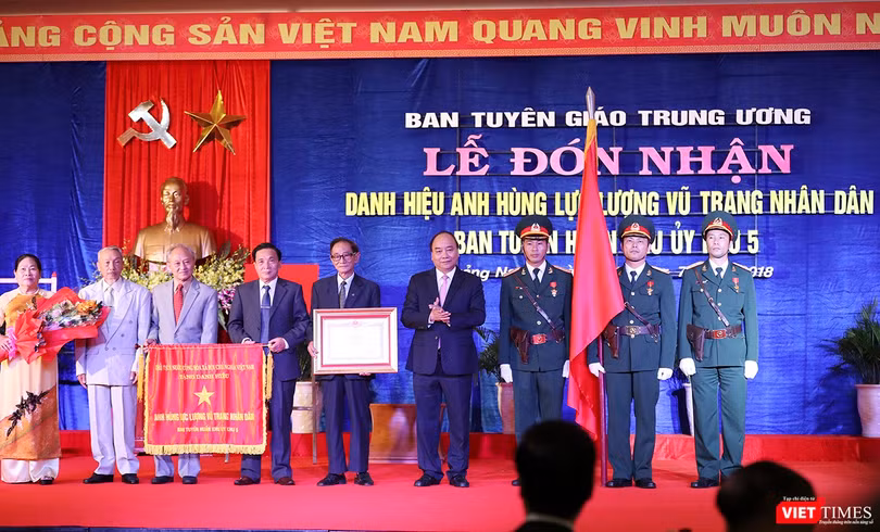 thay mặt lãnh đạo Đảng và Nhà nước, Thủ tướng Chính phủ Nguyễn Xuân Phúc trao danh hiệu "Anh hùng Lực lượng vũ trang nhân dân" cho Ban Tuyên huấn Khu ủy Khu 5.
