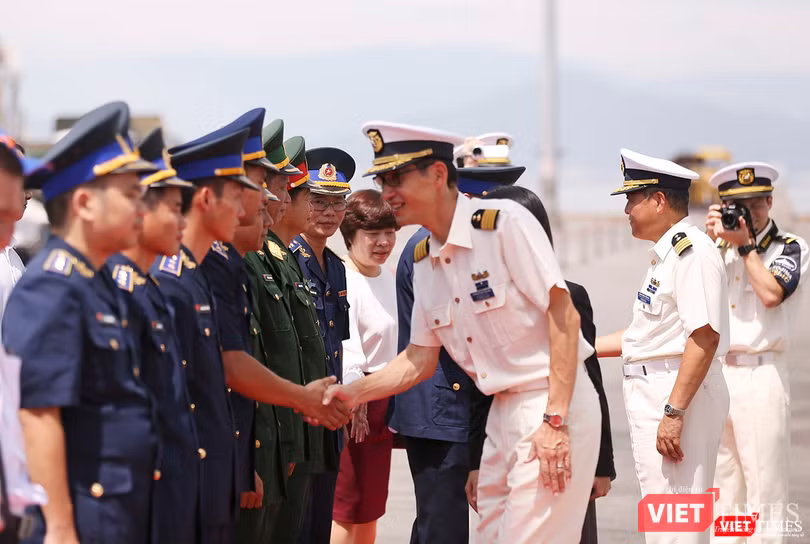 Chỉ huy tàu bắt tay các lực lượng tại lễ đón