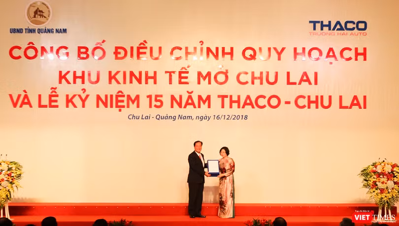 Bà Phan Mỹ Linh-Thứ Trưởng Bộ Xây dựng trao Quyết định phê duyệt điều chỉnh quy hoạch của Thủ tướng Chính phủ đối với Khu kinh tế mở Chu Lai cho UBND tỉnh Quảng Nam