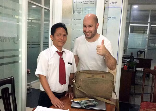Tài xế tài xế Trần Ngọc Khanh bảo quản và trả lại tài sản bỏ quên trên xe taxi cho hành khách Micheal (quốc tịch Mỹ).