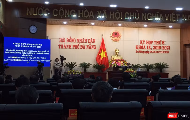 Chiều 7/12, tại Kỳ họp thứ 6, HĐND TP khóa IX, nhiệm kỳ 2016-2021, 95,83% đại biểu HĐND TP đã biểu quyết thông qua Nghị quyết Sửa đổi, bổ sung một số điều của Nghị quyết số 54/2016/NQ-HĐND về Quy định mức thu, chế độ thu, nộp, quản lý và sử dụng phí sử dụ