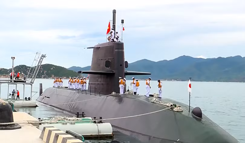 Tàu ngầm huấn luyện Kuroshio của Lực lượng tự vệ trên biển Nhật Bản tại cảng Cam Ranh (Khánh Hóa) (ảnh vtv.vn)