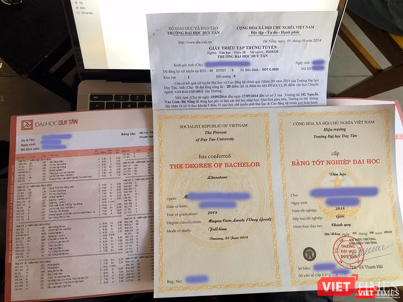Sau khi tốt nghiệp, sinh viên được cấp bằng Đại học ngành Văn học, nhưng nếu có nhu cầu để xin việc, ĐH Duy Tân sẽ xác nhận được đào tạo chuyên ngành Văn - Báo chí